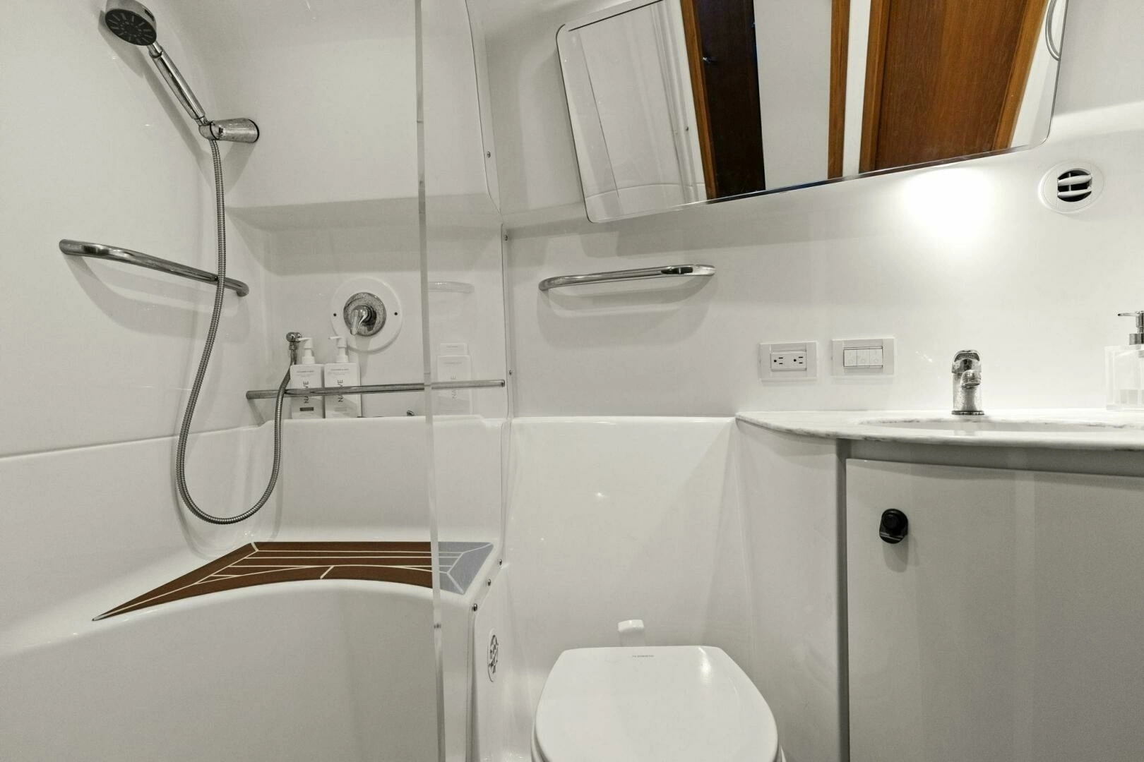 2013 Tiara Yachts 3900 Convertible - Image 25