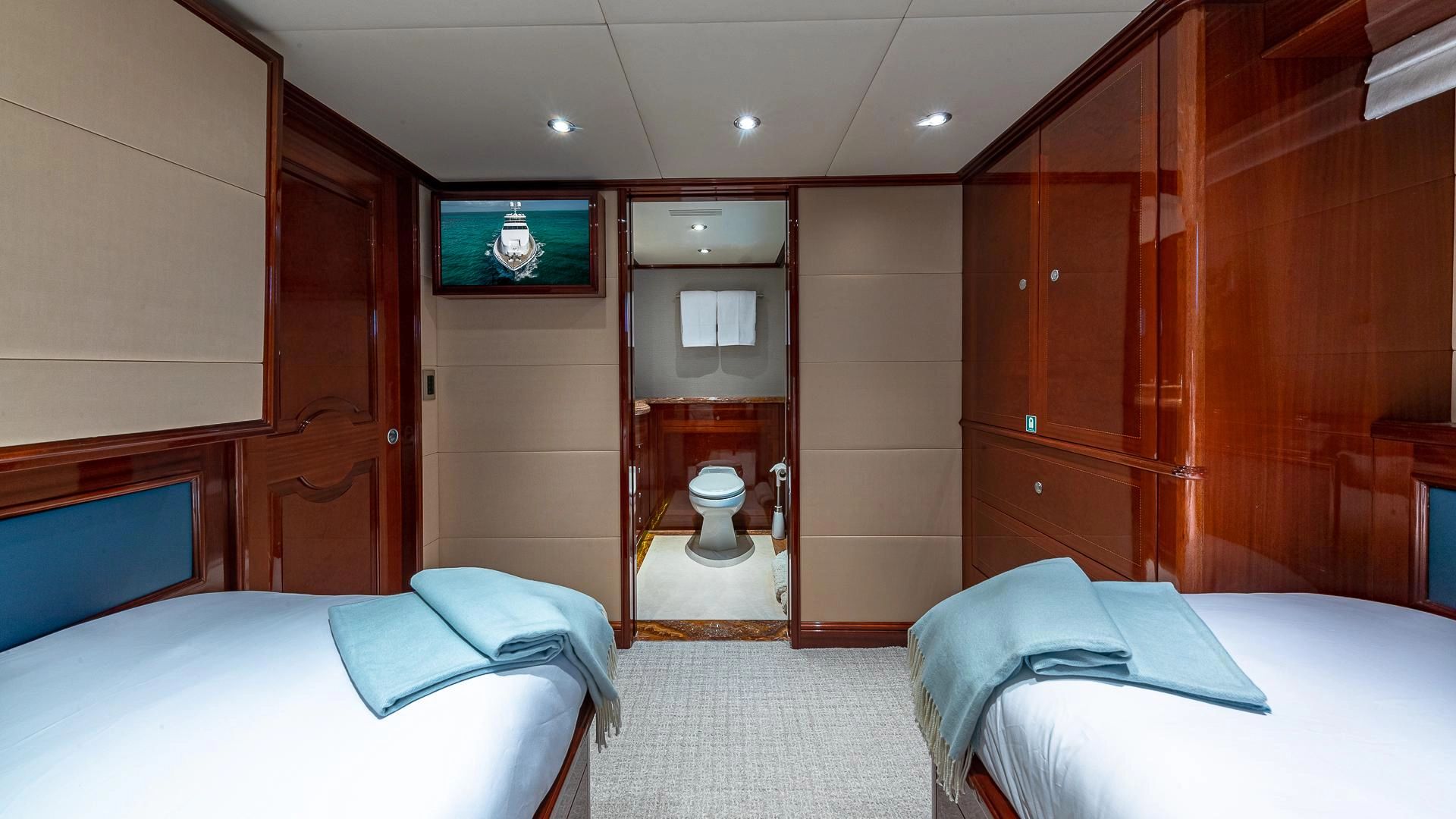 2008 Broward Raised Pilothouse - 91