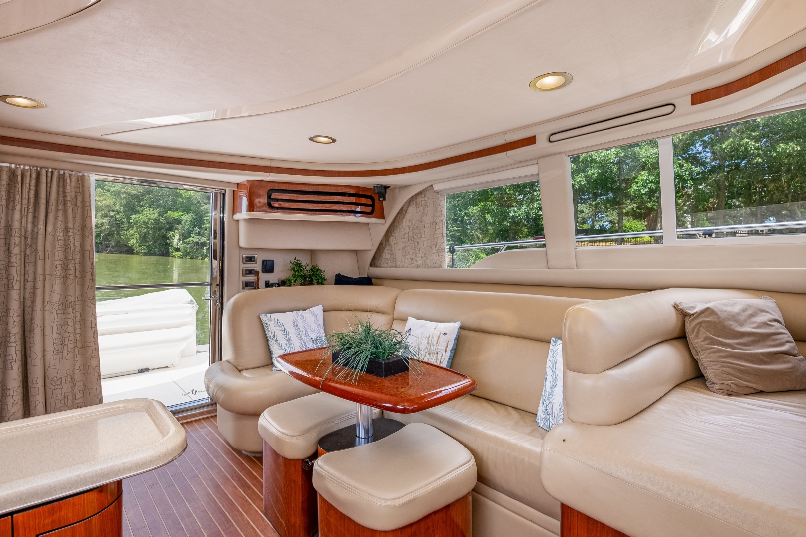 2004 Sea Ray 480 Sedan Bridge - Image 28