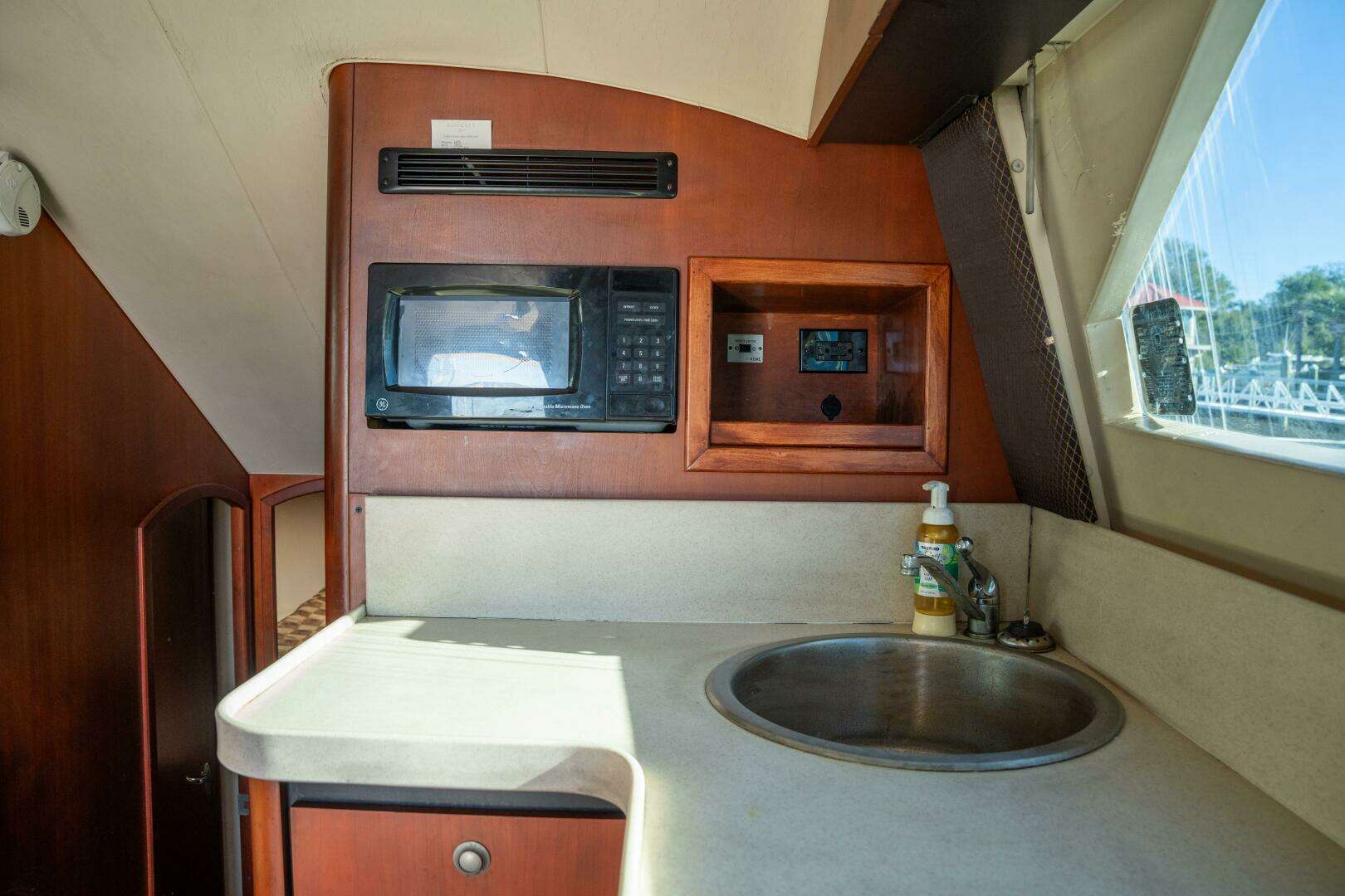 2004 Luhrs Convertible - Image 25