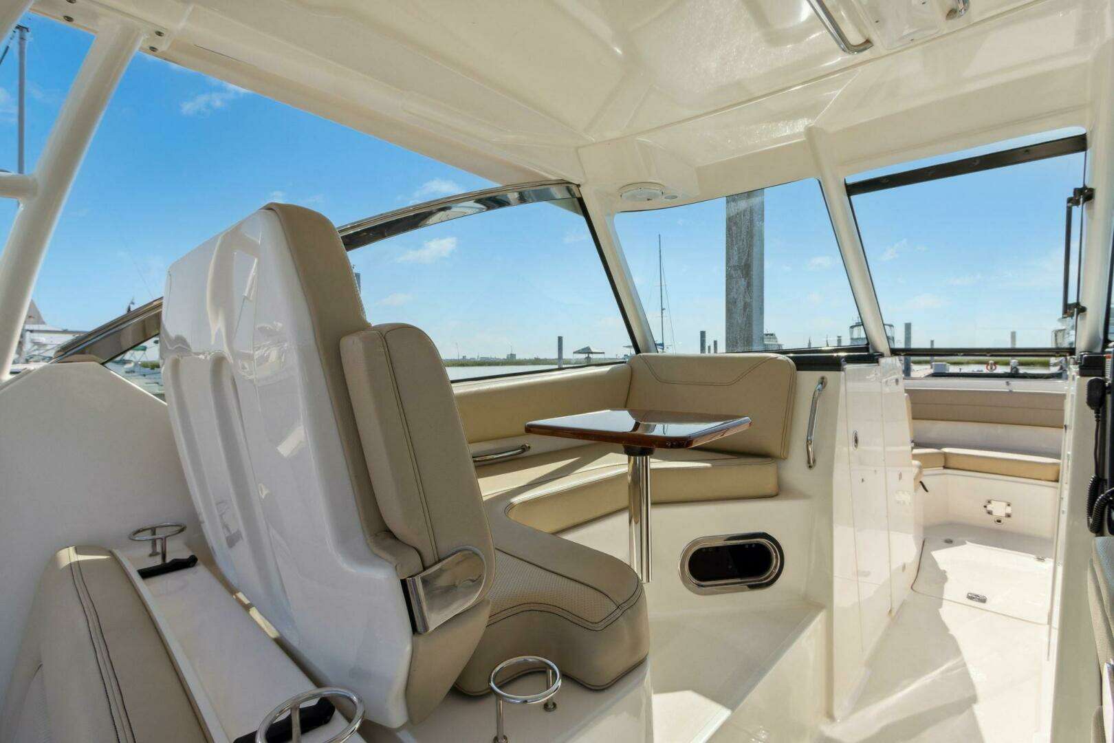 2018 Pursuit 325 DC - Image 18