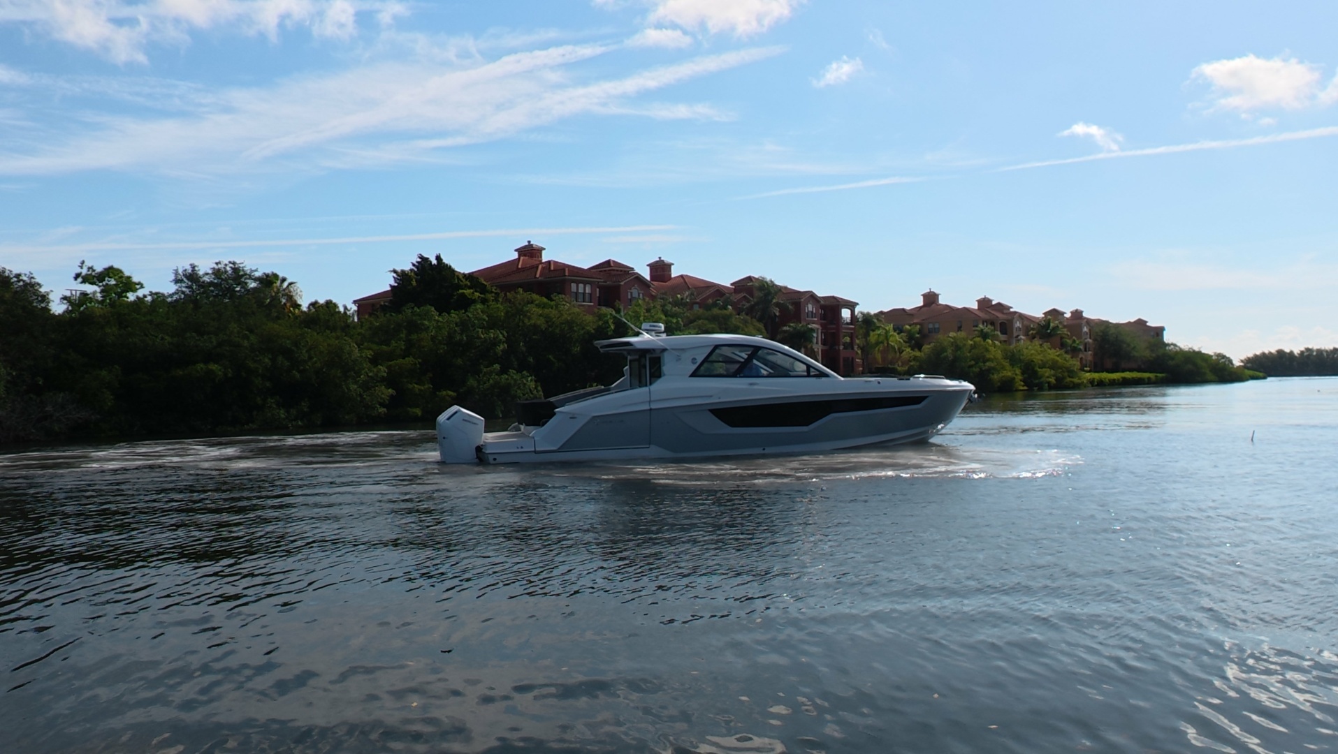 2026 Cruisers Yachts 50GLS OB - Image 13