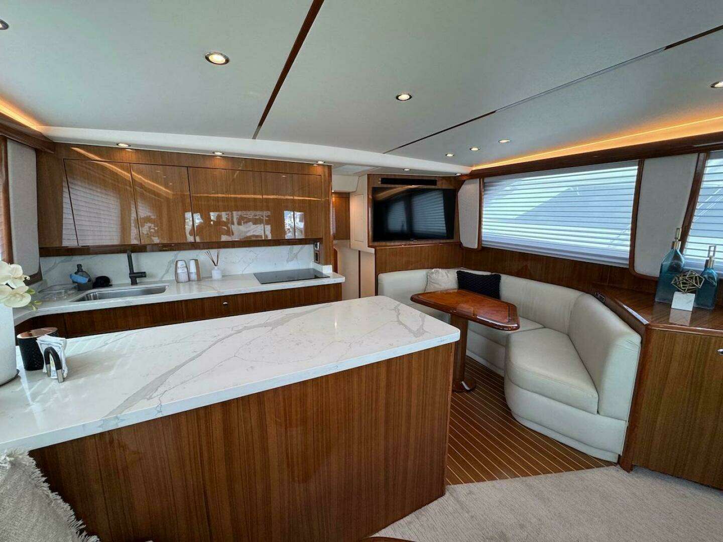 2007 Viking 52 Convertible - Image 8