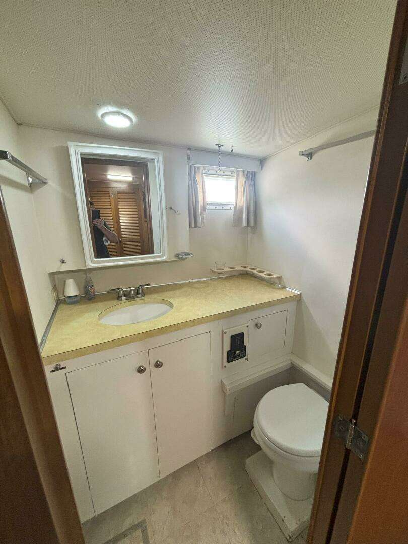 1972 Matthews 4 Flush Deck - Image 57