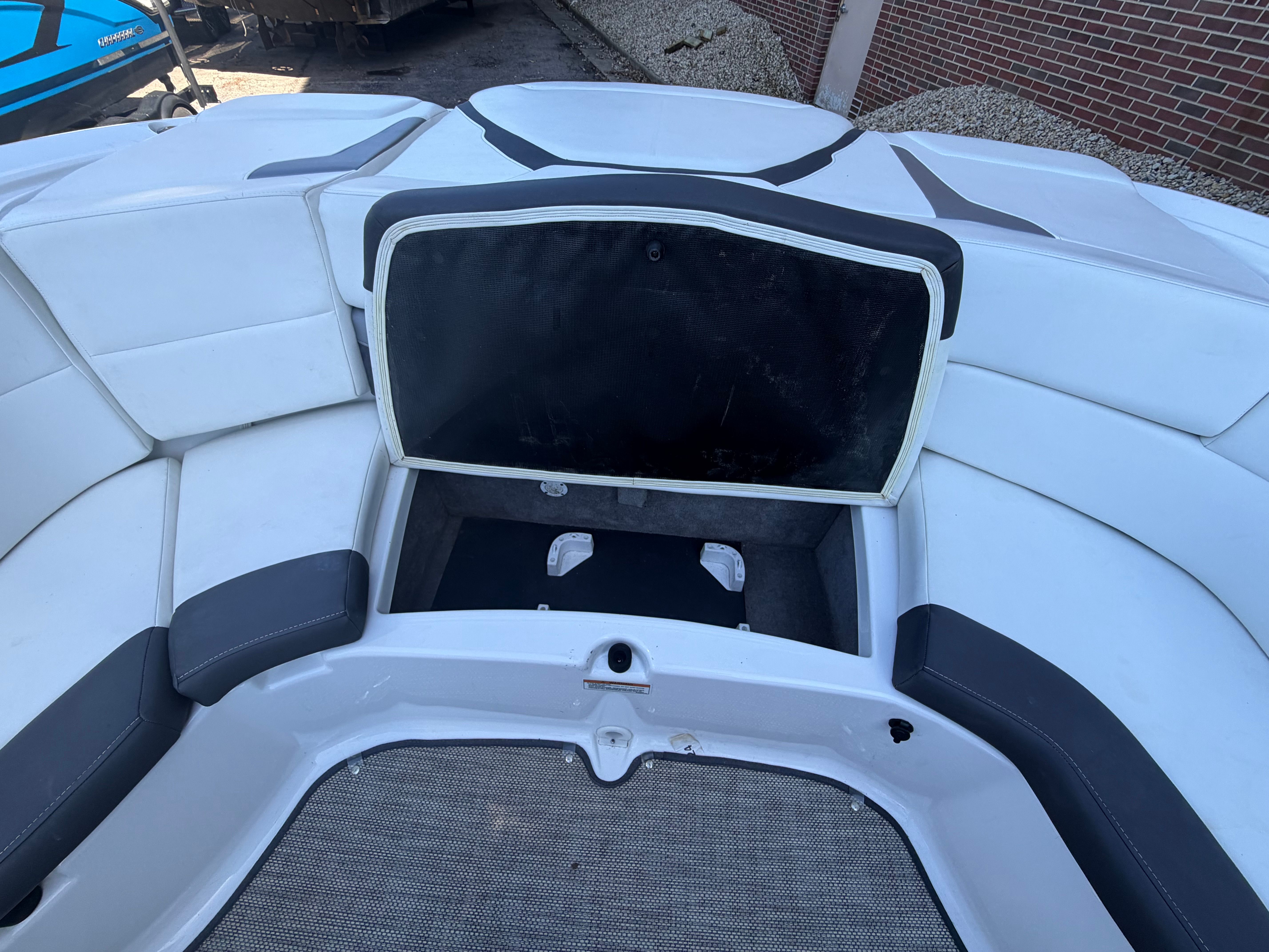 2019 Monterey 224FS - 39