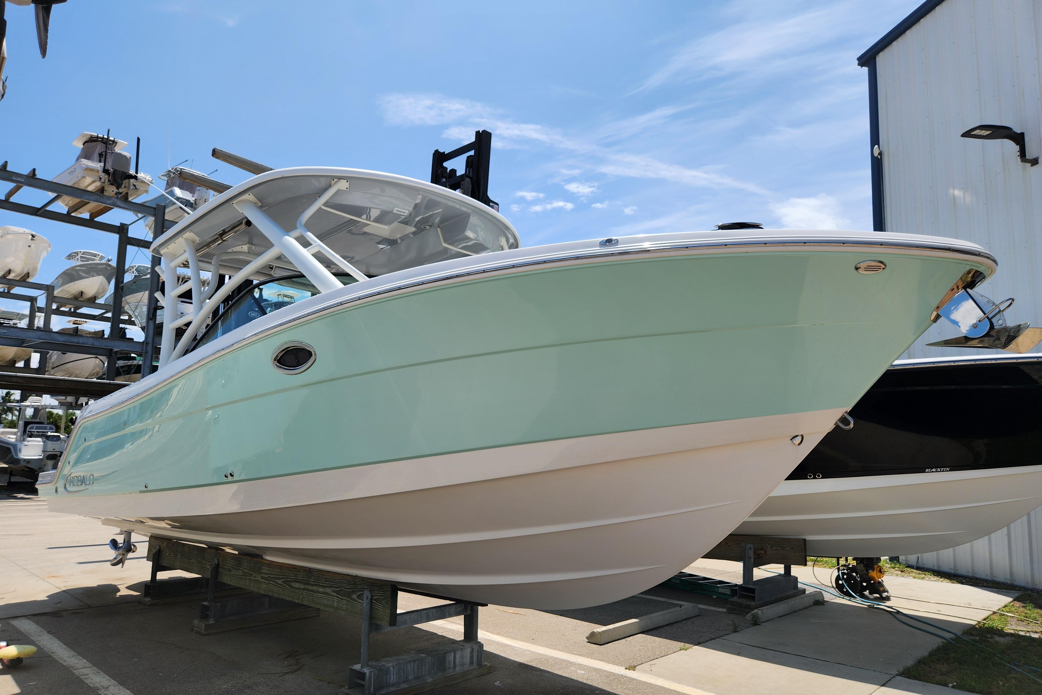 2019 Robalo R317 Dual Console
