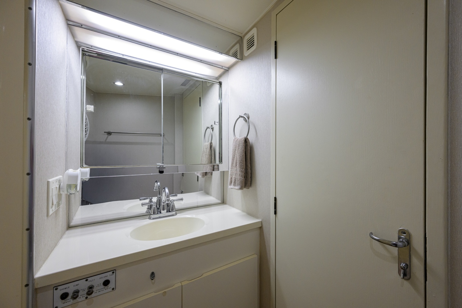 1992 Hatteras 46 Convertible - Image 31