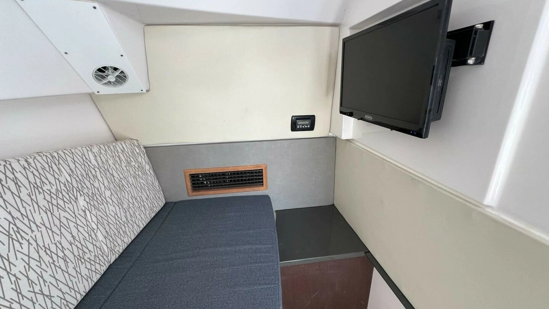 2019 Everglades 340 Dual Console - Image 2