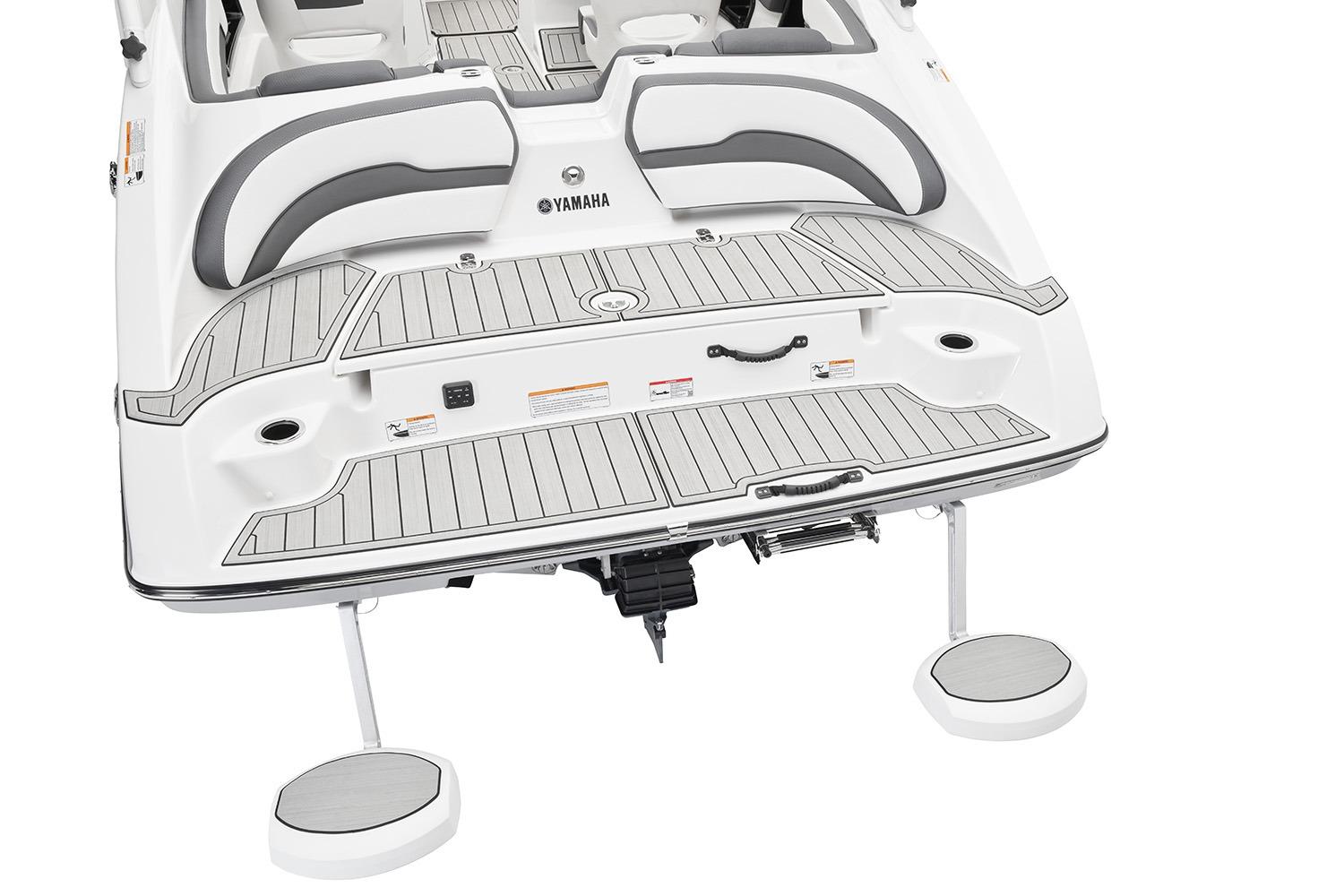 Manufacturer Provided Image: 2026 Yamaha Boats 195S swim platform with sleek design and integrated seating.