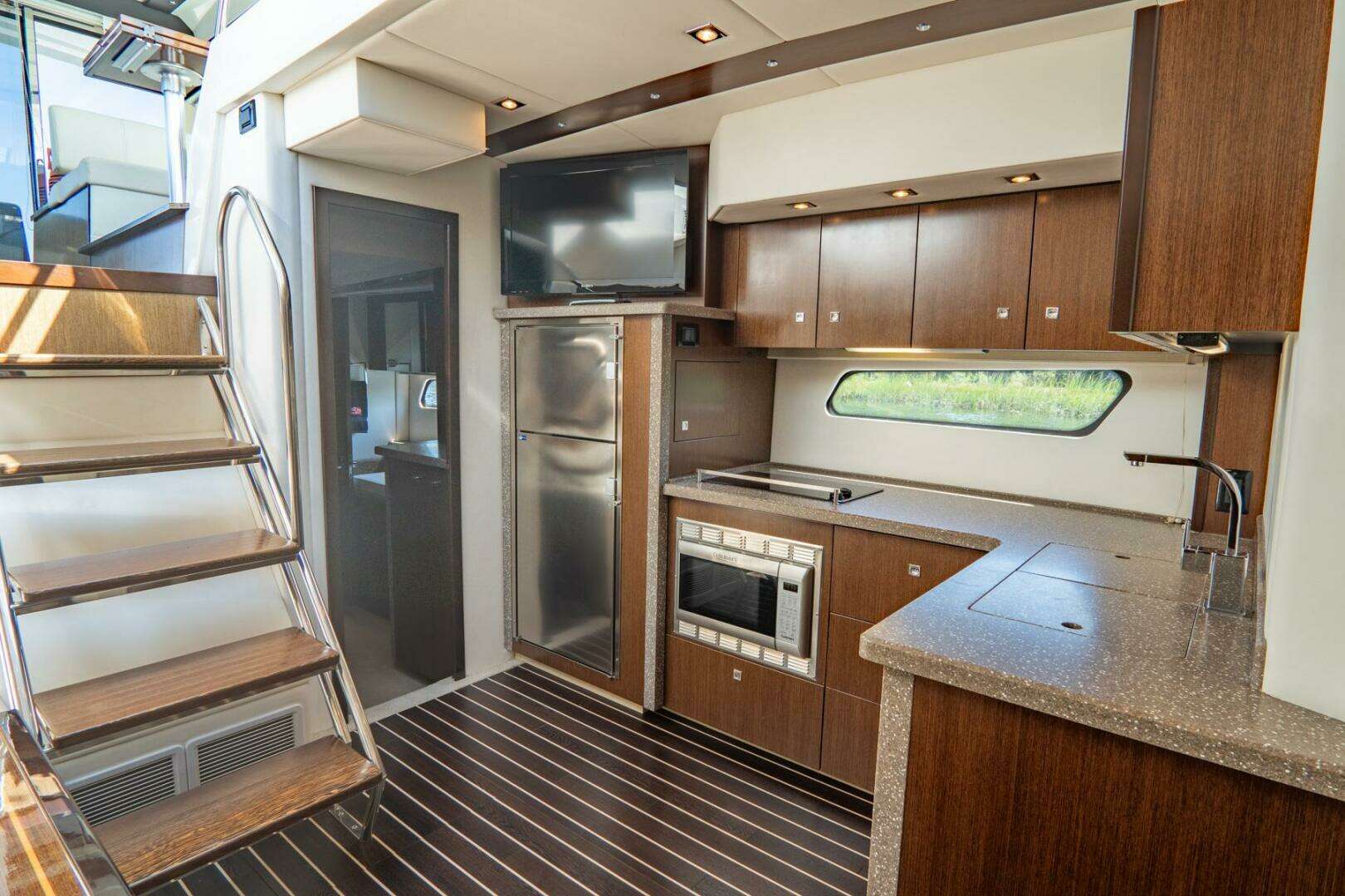 2013 Cruisers Yachts 48 Cantius - Image 5