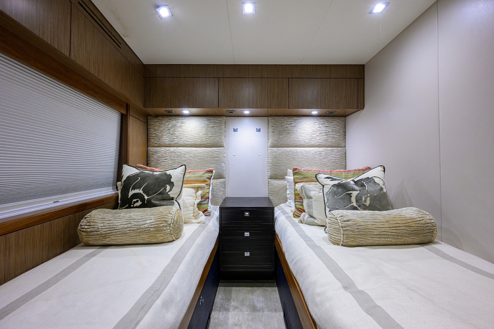 2013 Hatteras 80 Motor Yacht - Image 39