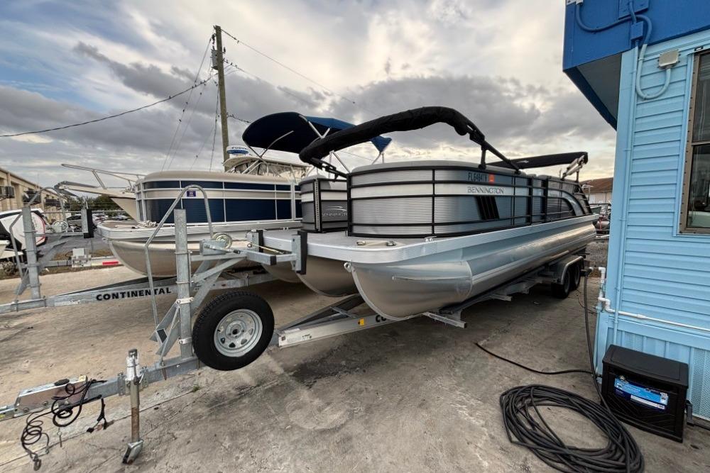 2023 Bennington 23 LSB
