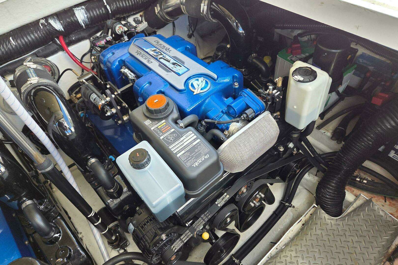 2015 Formula 350 Crossover Bowrider - Image 42