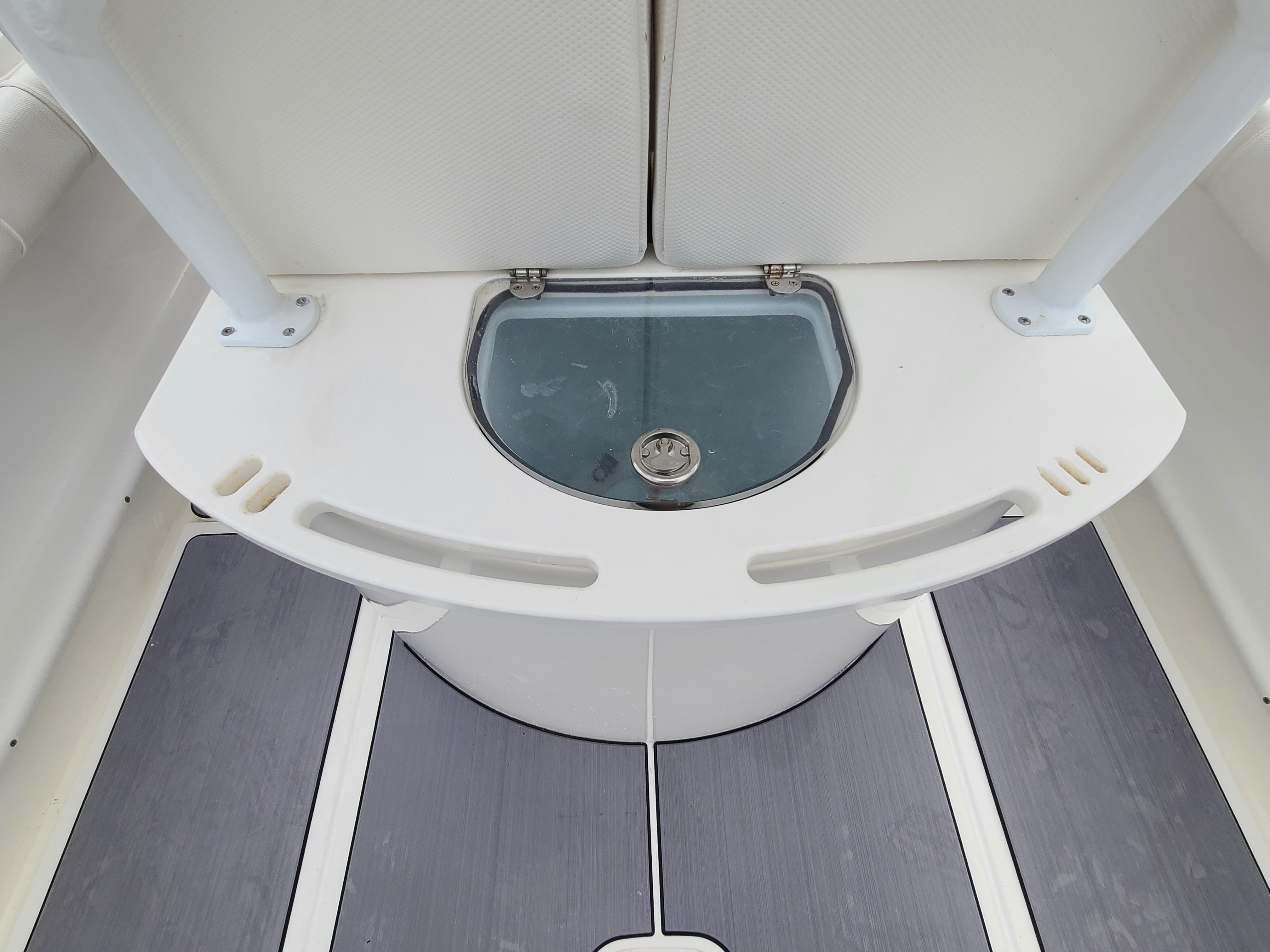 2009 Glasstream 360 SCX boat interior with livewell and seating.