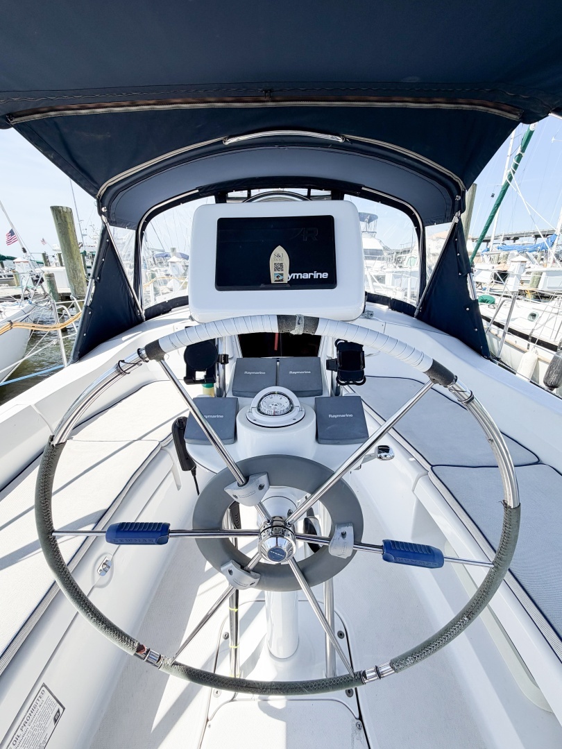 2005 Hunter 36 - Image 24