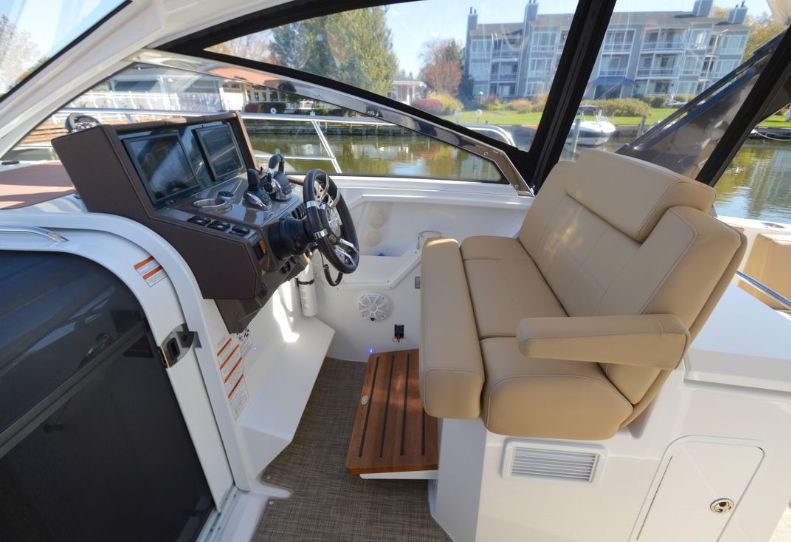 2016 Cruisers Yachts 390 Express Coupe - 10