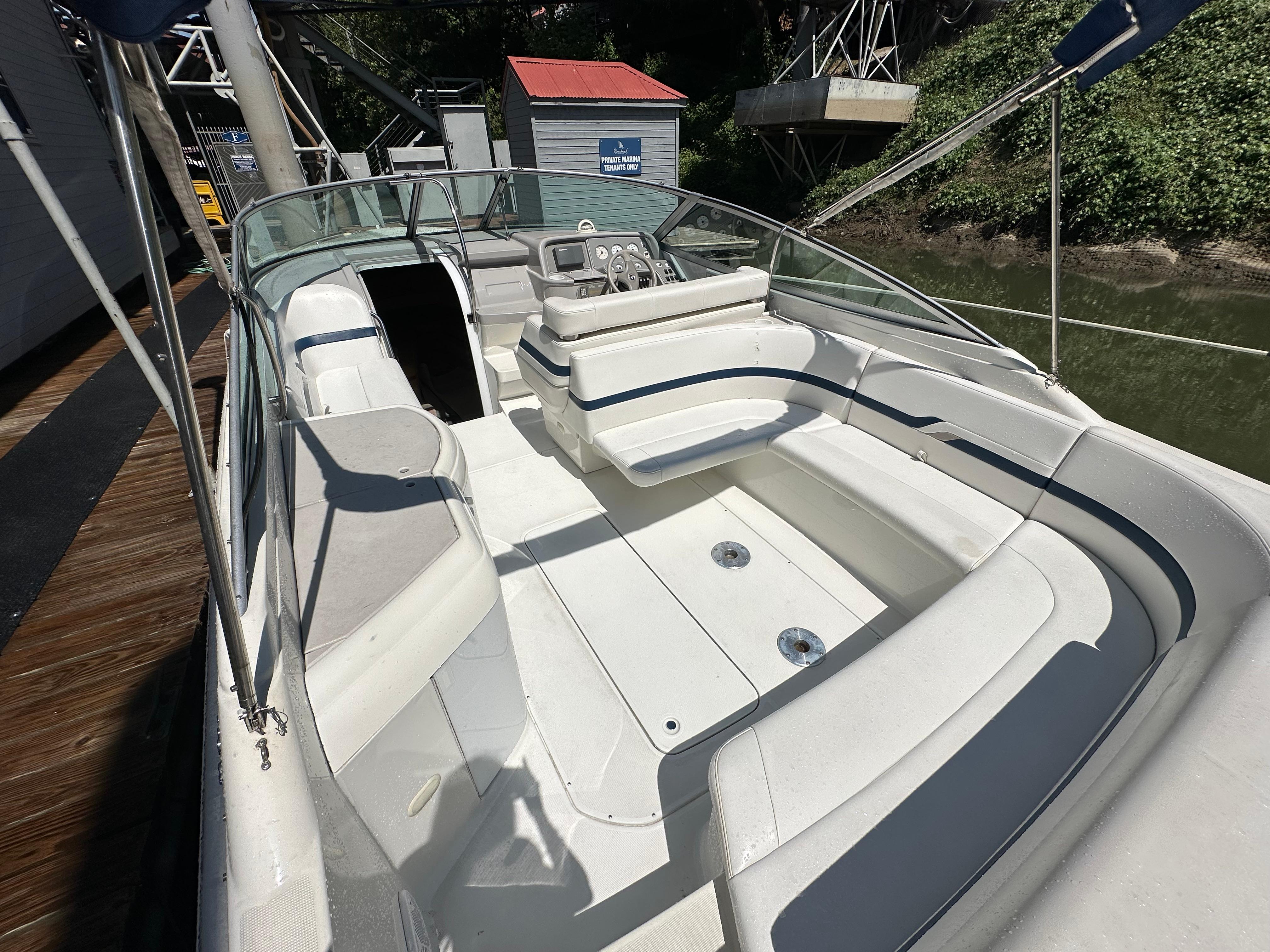 2000 Formula 330 SS boat with spacious white seating and sleek design.