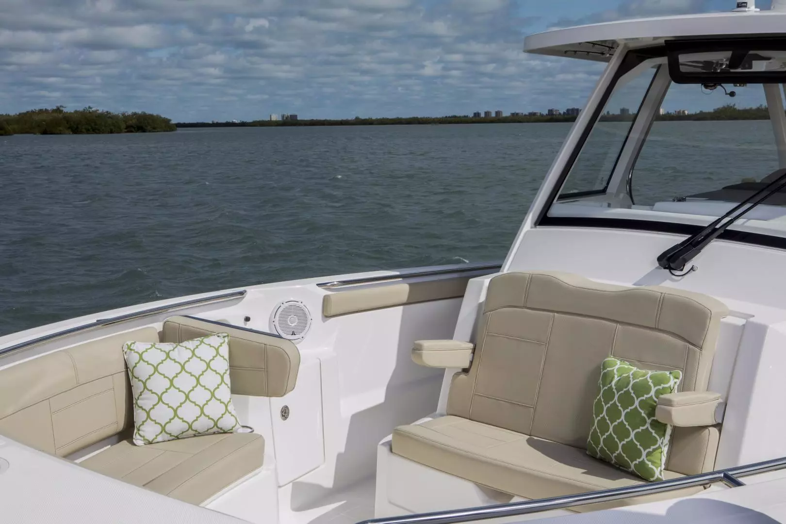 2021 Pursuit S328 - Image 2