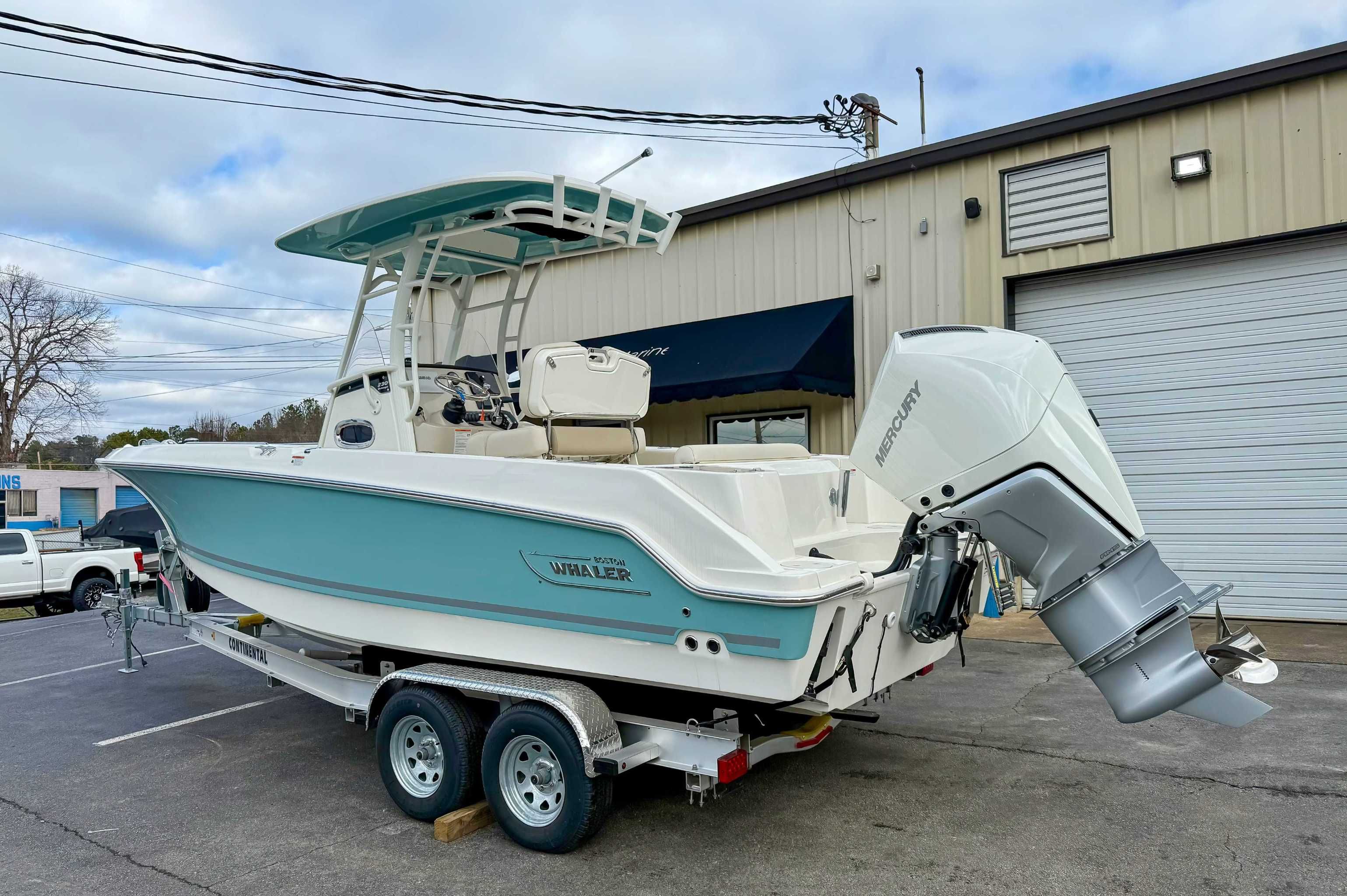 2025 Boston Whaler 230 Outrage - 7