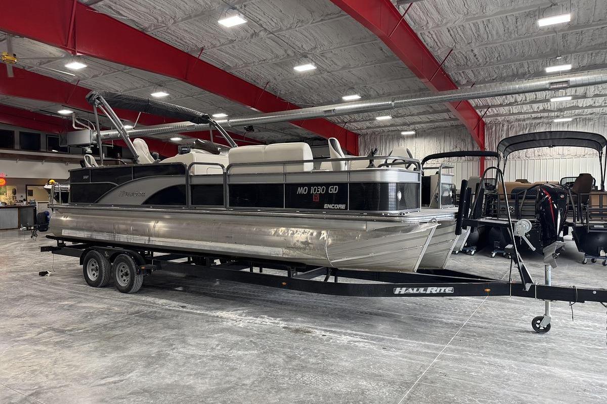 2016 Manitou 24 Aurora LE Angler