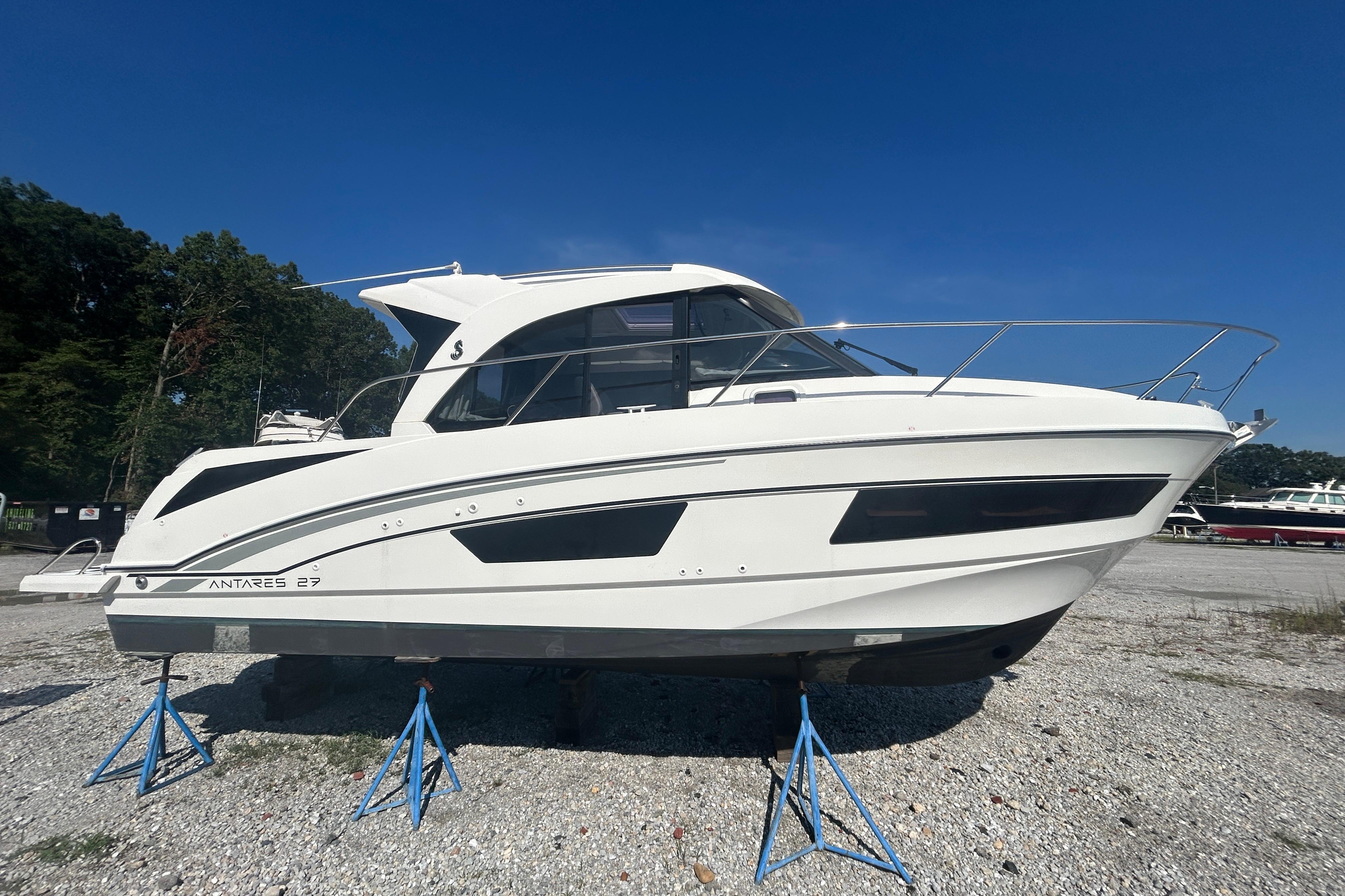 2020 Beneteau Antares 9