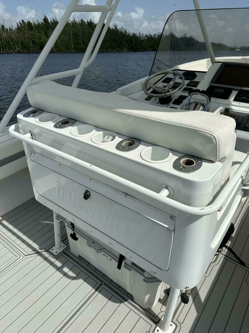 2003 Intrepid 32 - Image 7
