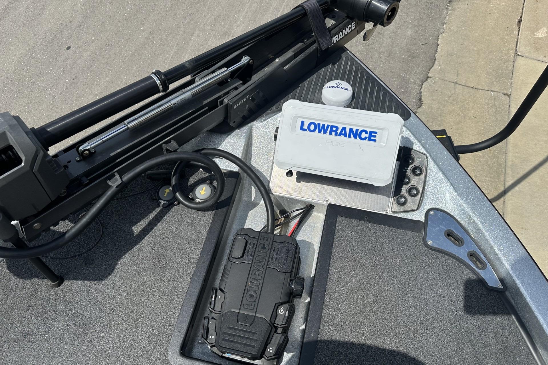 2018 Ranger Z518 boat deck with Lowrance electronics and Ghost trolling motor.
