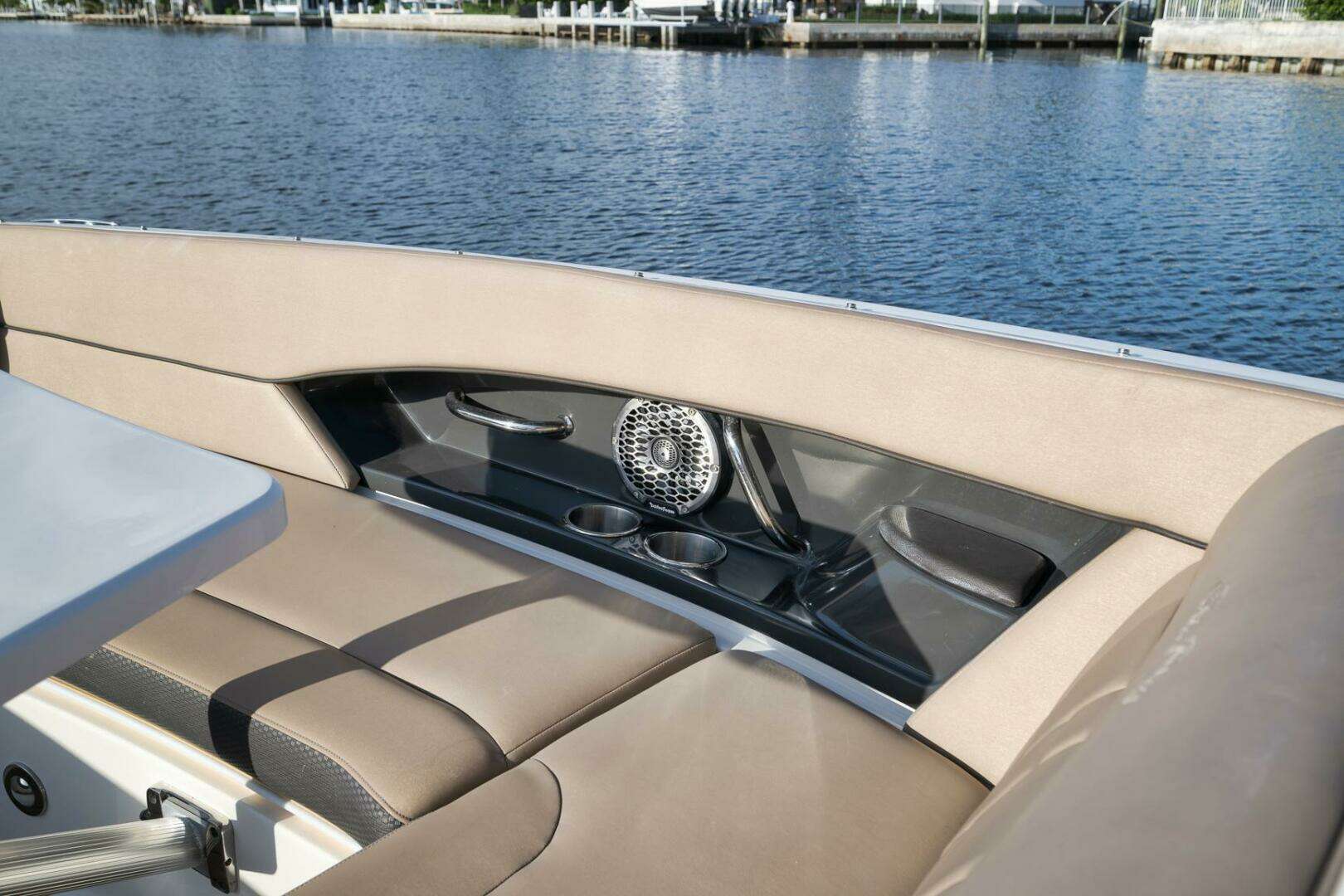 2016 Sea Ray 350 SLX - Image 7