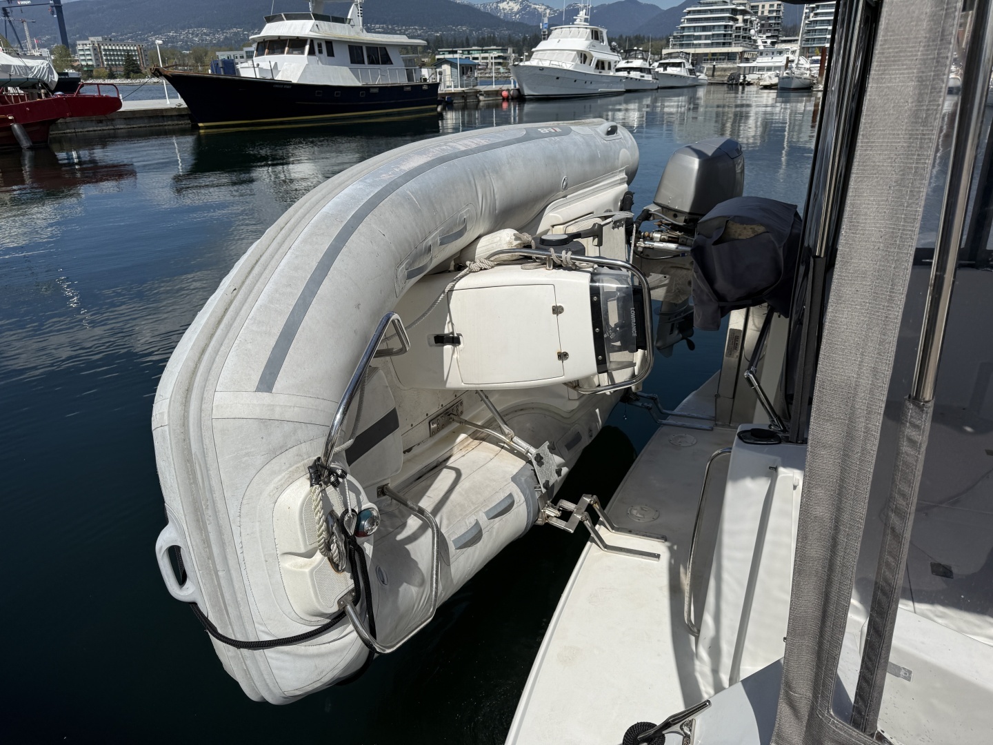 1996 Carver 370 Voyager - Image 10