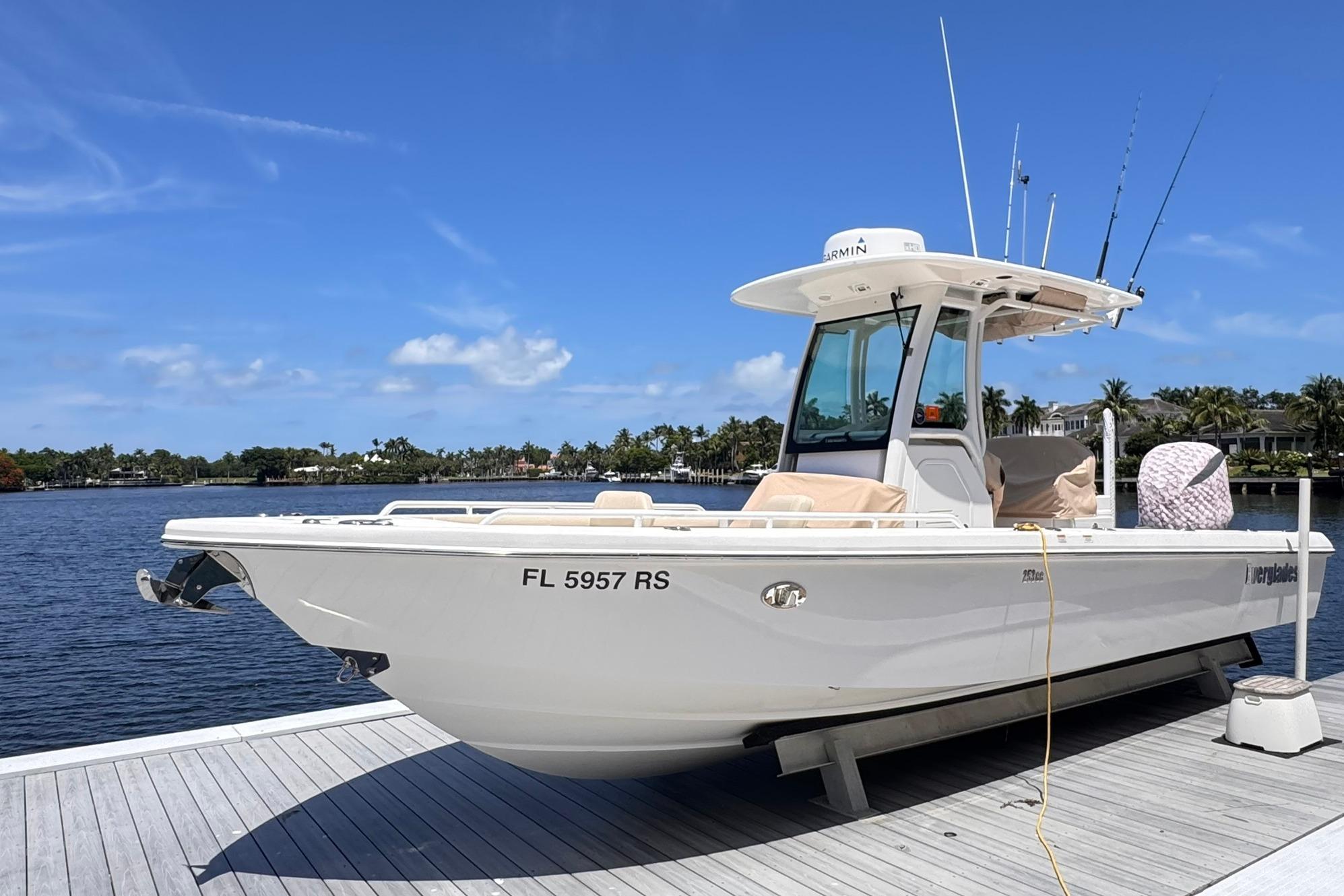2018 Everglades 253 Center Console