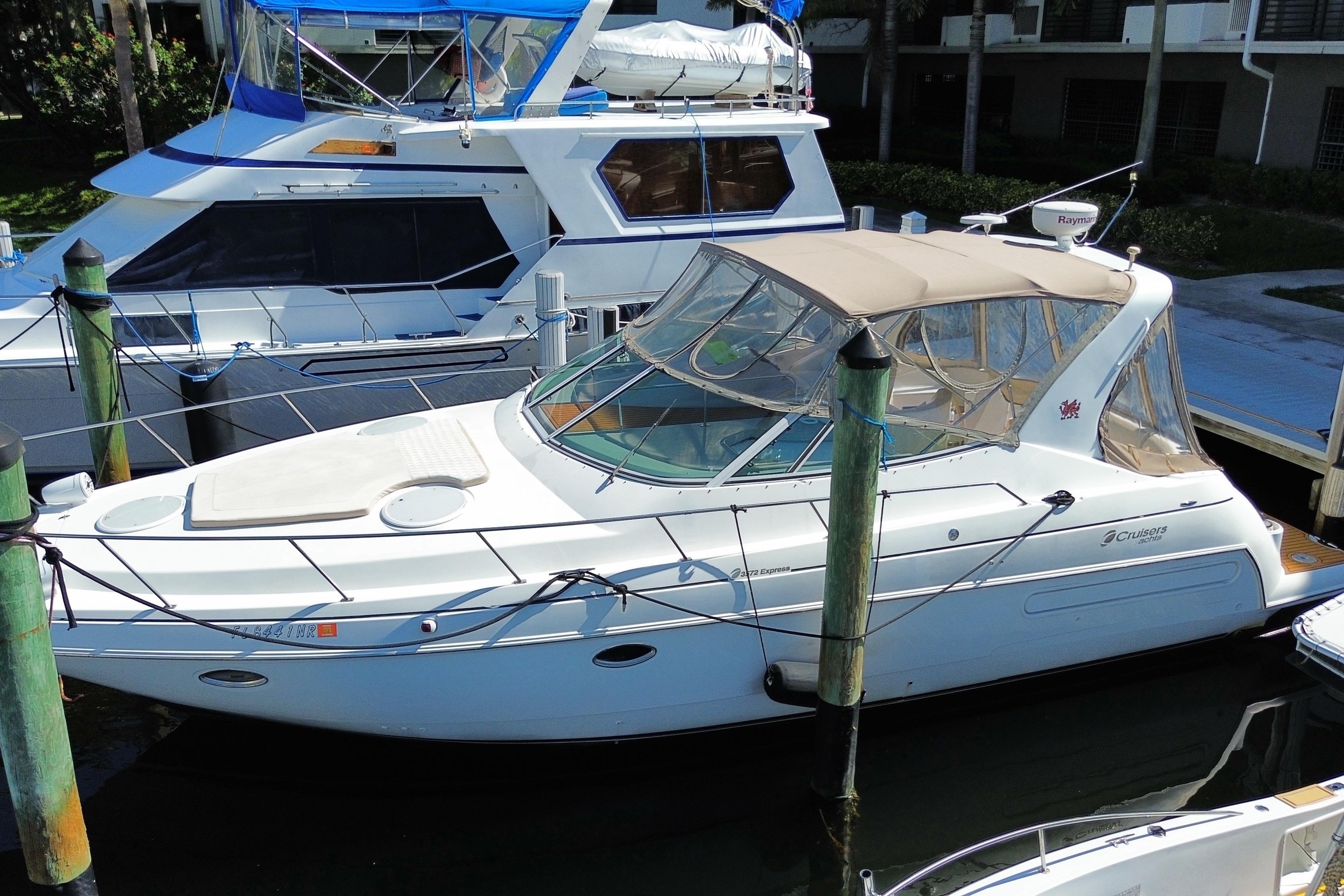 2002 Cruisers Yachts 3572 Express