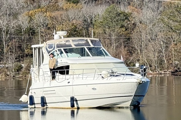 2000 Cruisers Yachts 4450