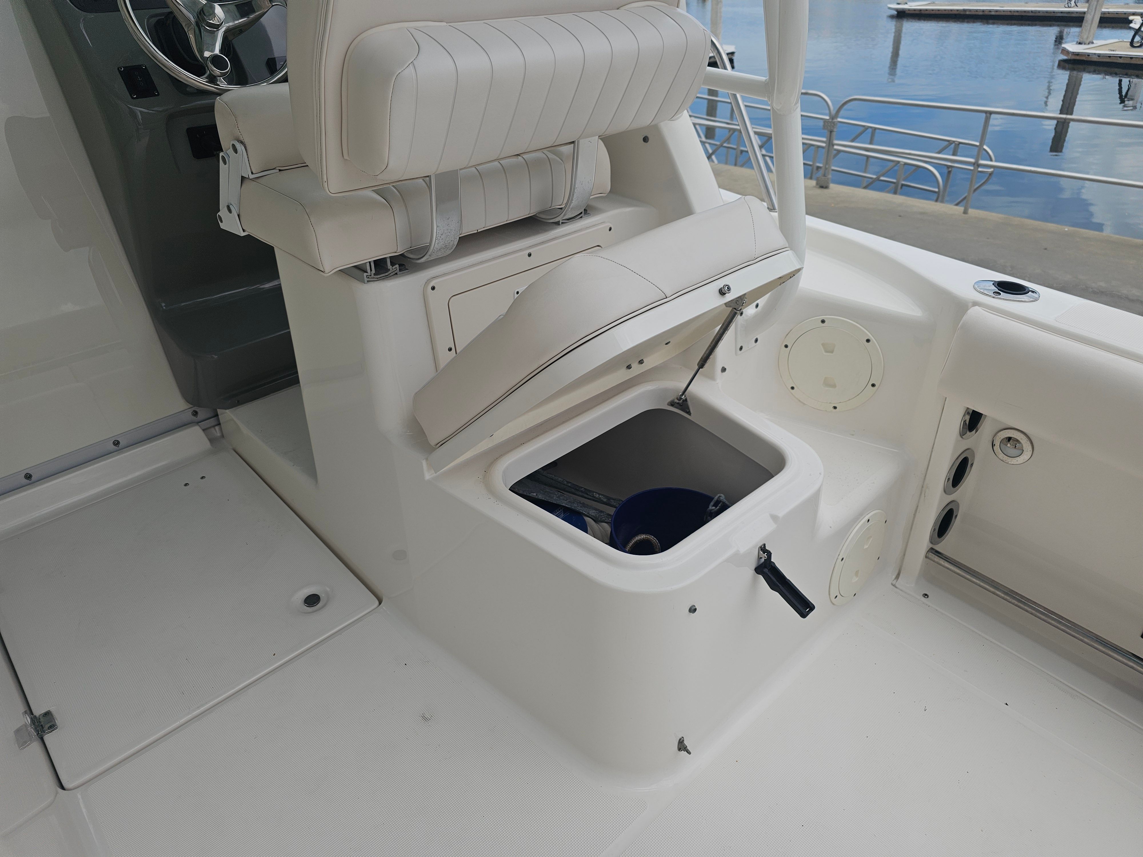 2017 Robalo R265 Walkaround - 24