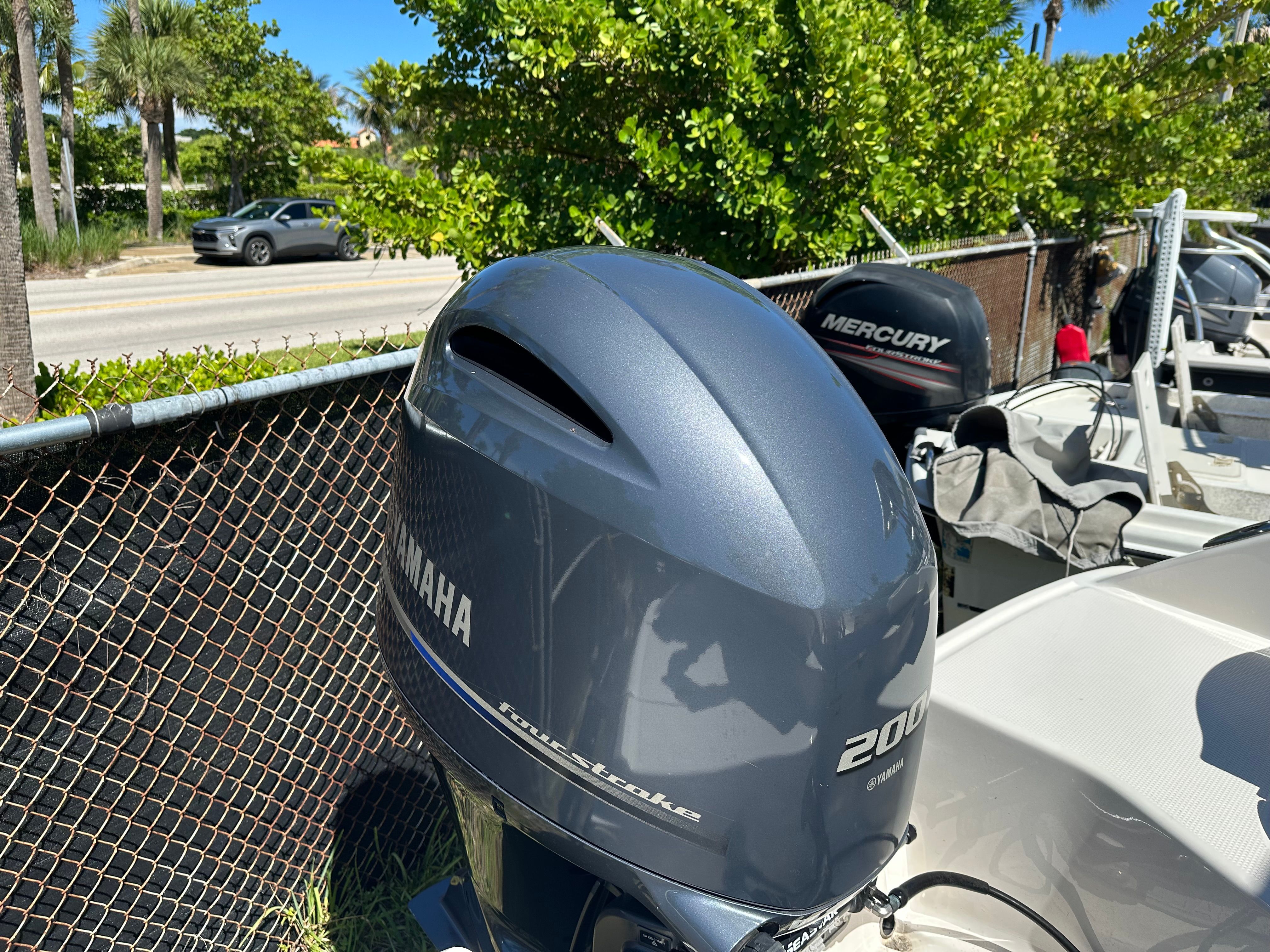 2022 Robalo R200 Center Console - 10