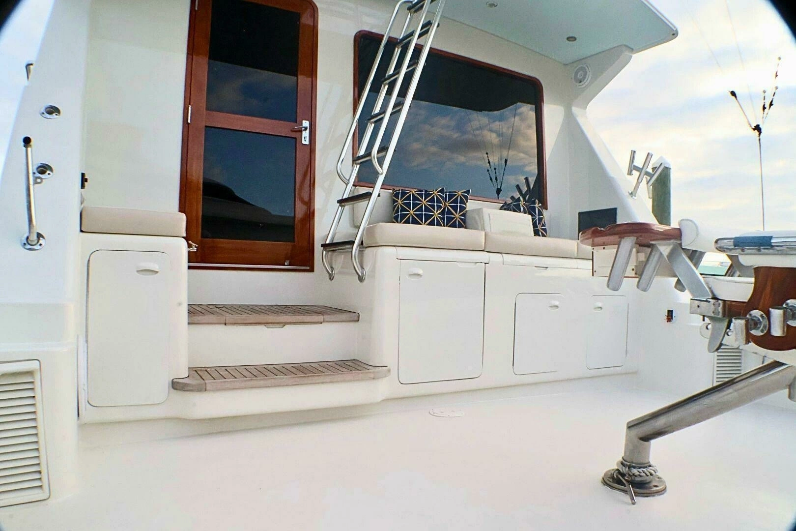 2001 Donzi 73 Sport Yacht - Image 4
