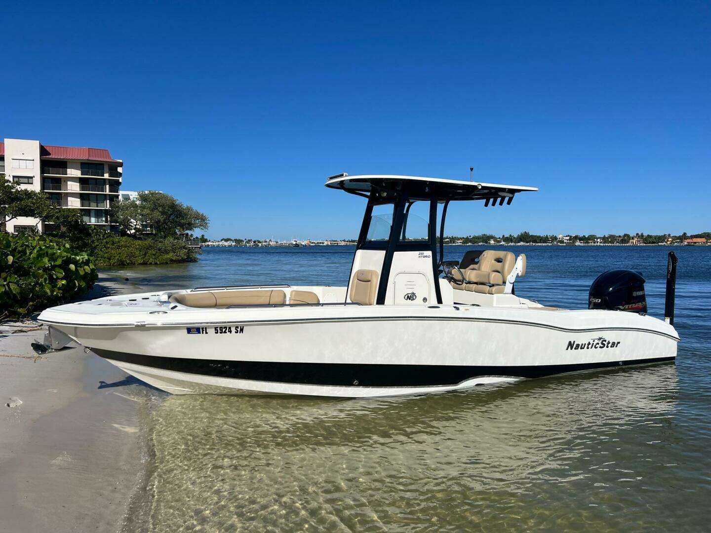 2020 NauticStar 251 Hybrid - Image 2