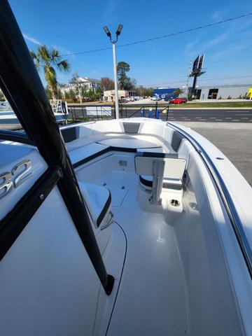 2025 Robalo R232 Explorer - 13