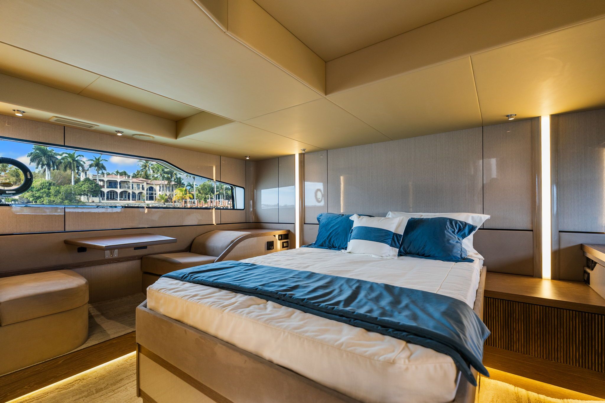 2026 Cruisers Yachts 57 Fly - 18