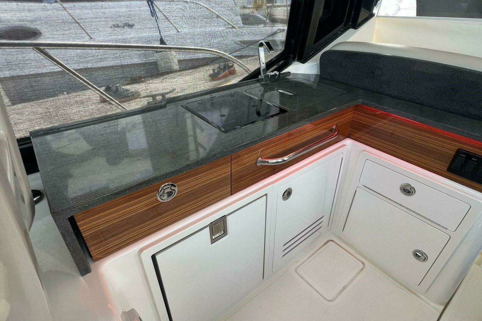 2022 Boston Whaler Conquest 405 - Image 15