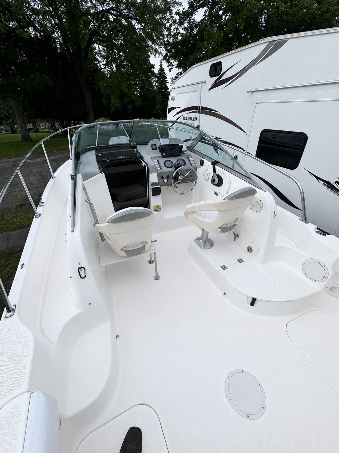 2005 Bayliner Trophy boat cockpit with helm station.