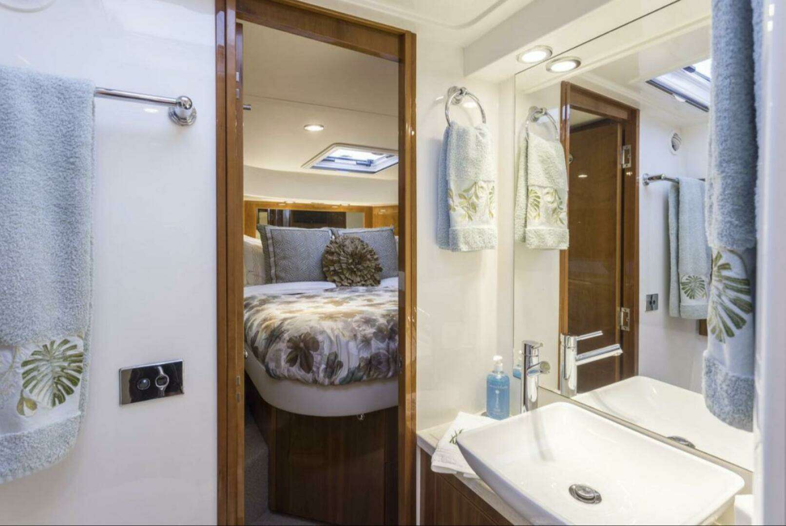 2016 Riviera 5000 Sport Yacht - Image 21