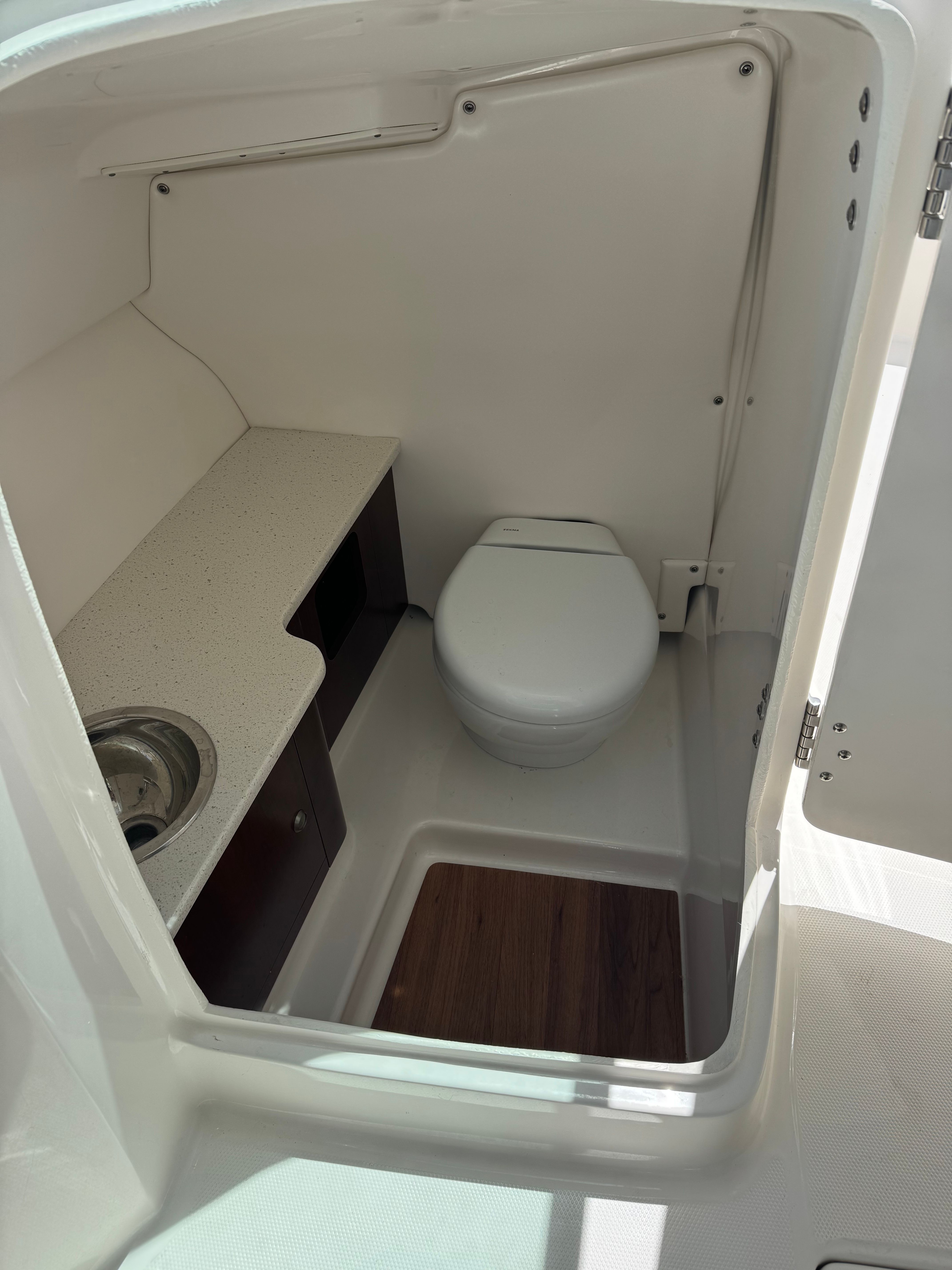 2021 Robalo R247 Dual Console - 11