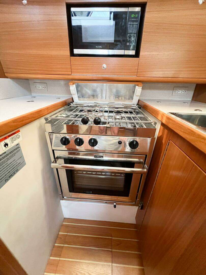 2019 Catalina 425 - Image 27