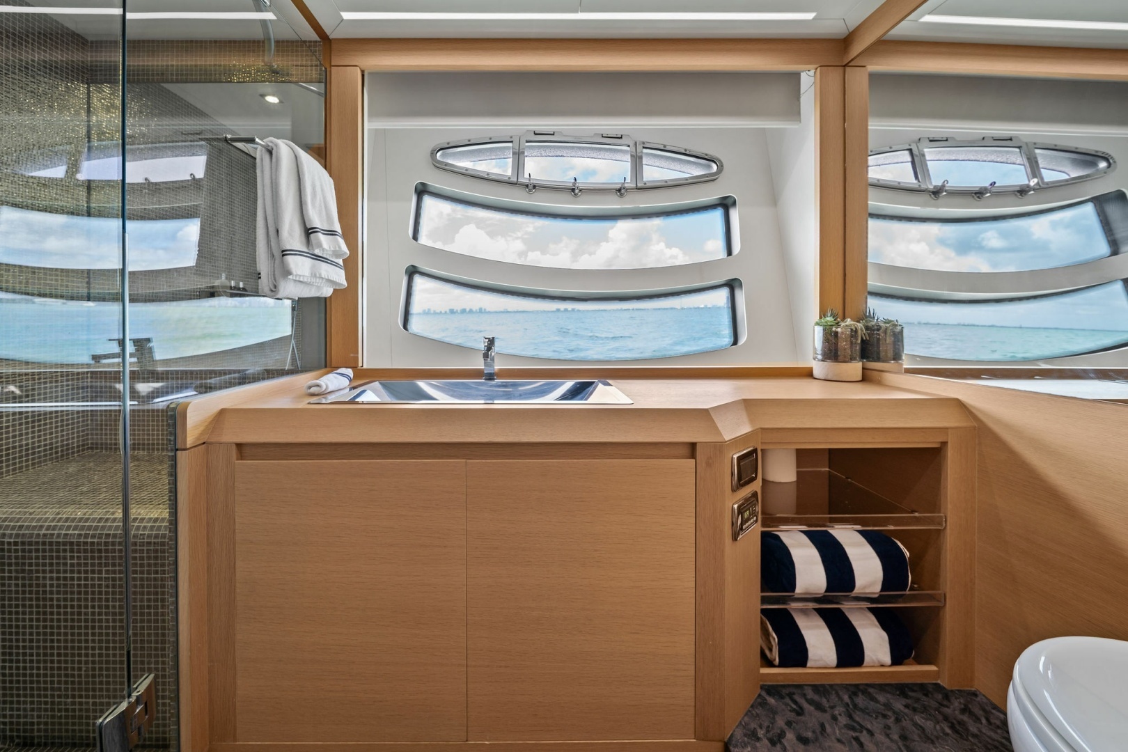 2013 Pershing 82 - Image 37