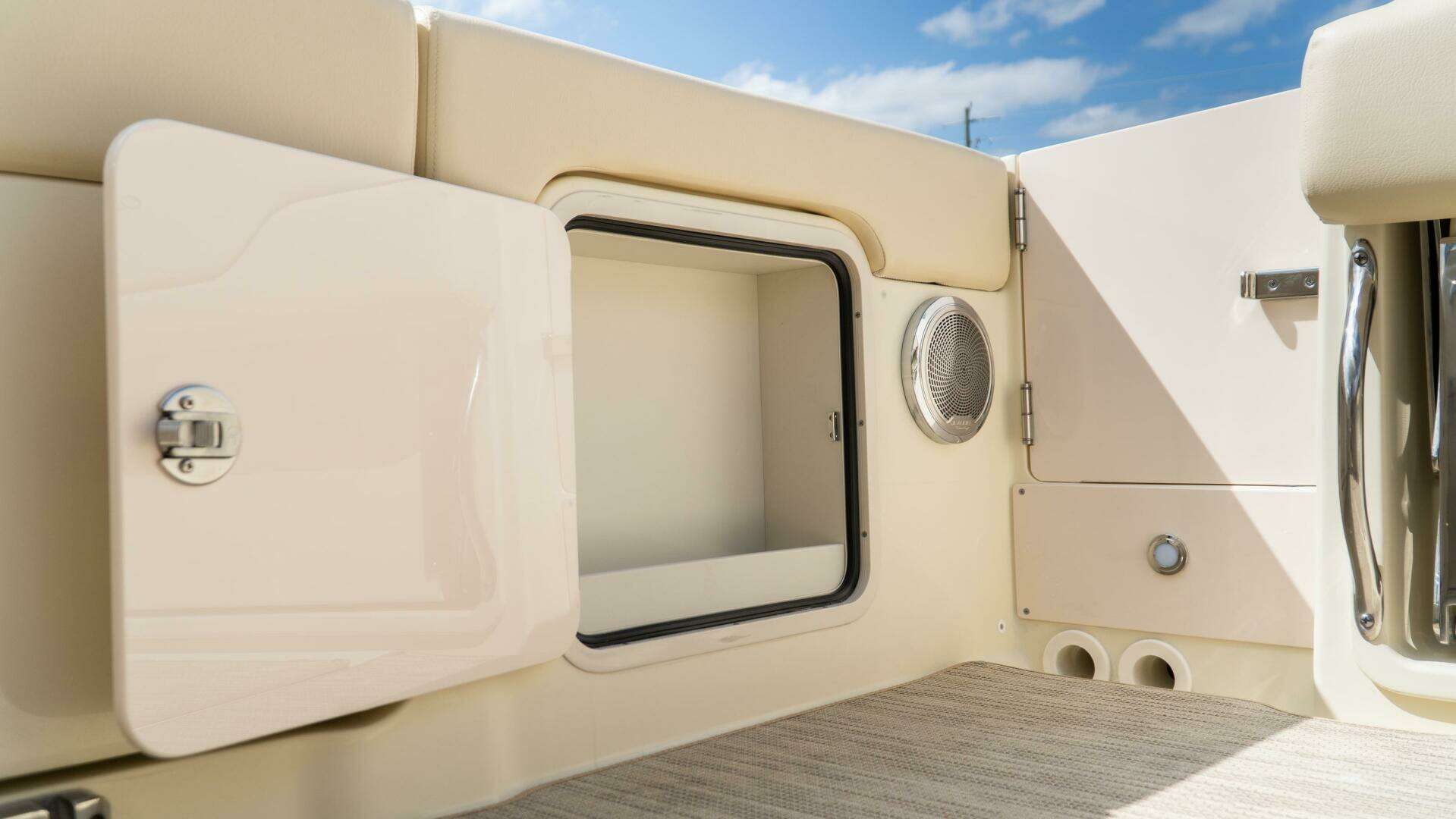 2025 Chris-Craft Calypso - Image 30