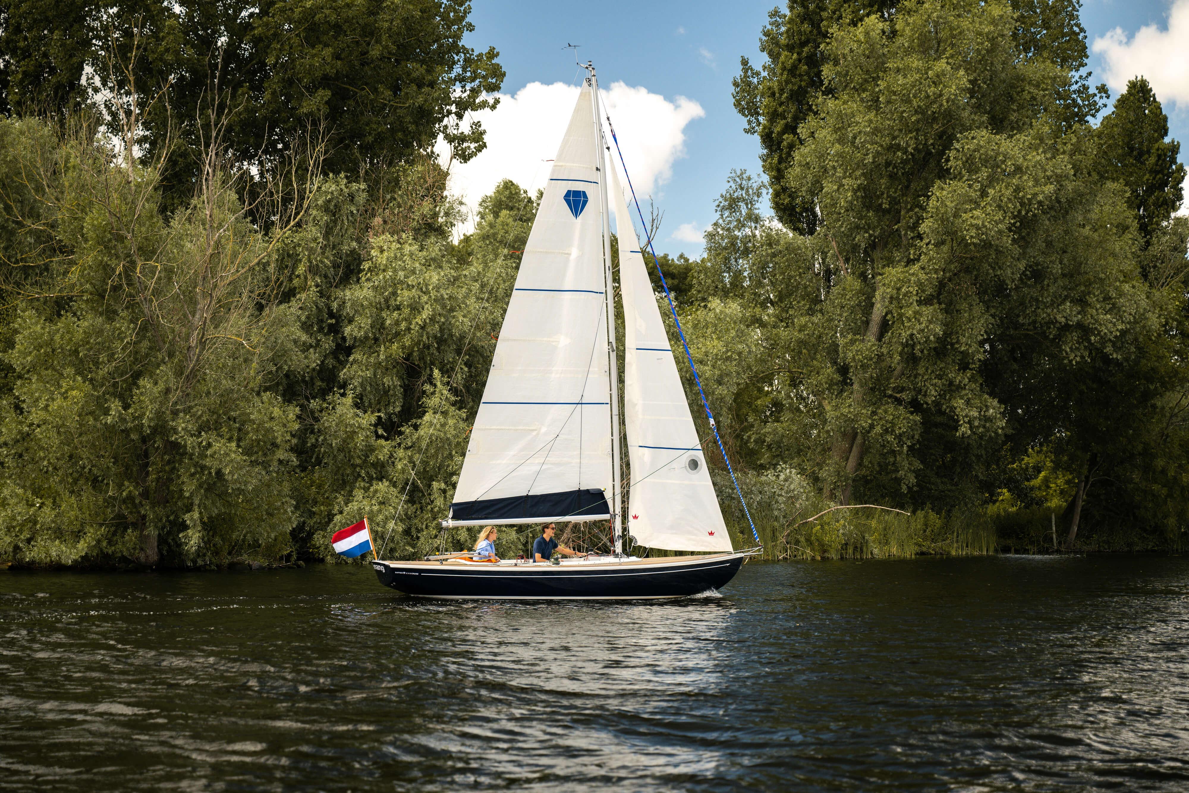 Saffier SC 6.5 Cruise 2026 sailing on a serene lake with lush greenery.