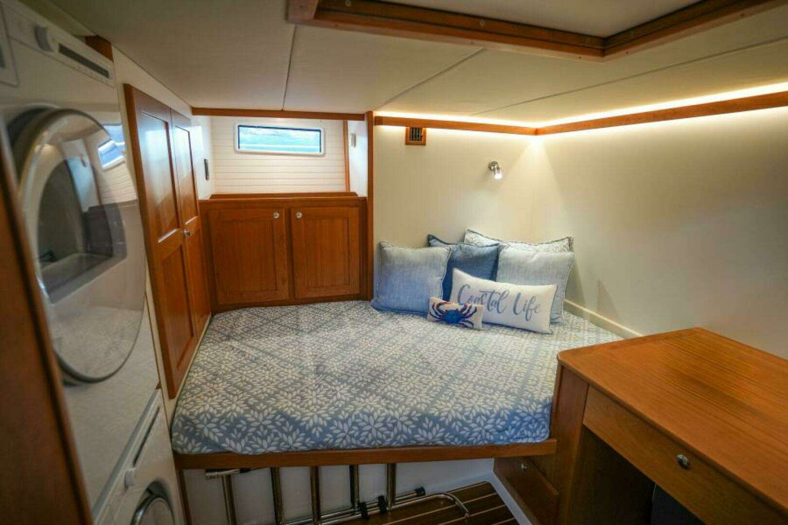 2027 Sabre 51 Salon Express - Image 30