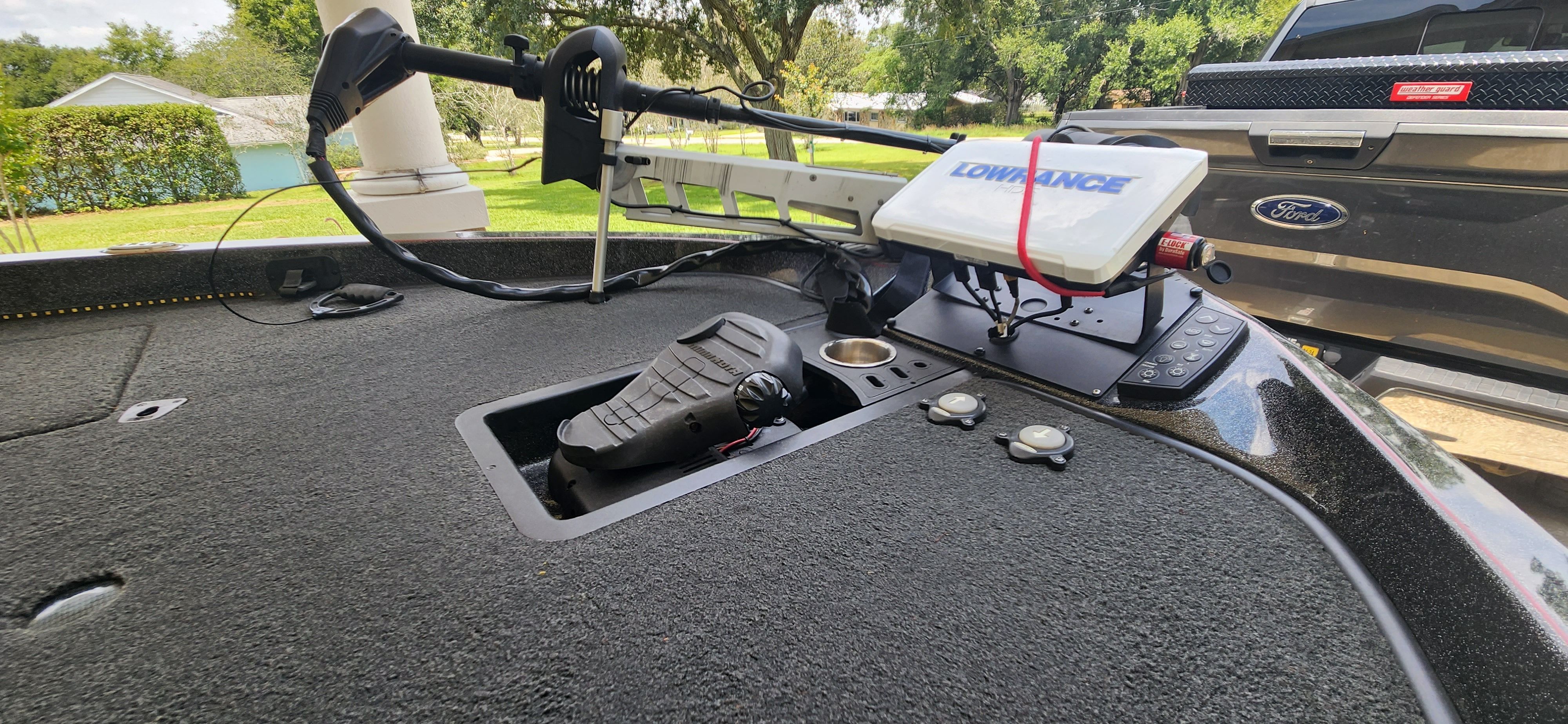 The image shows the deck of a Ranger Z520 Comanche boat with a Lowrance fish finder.