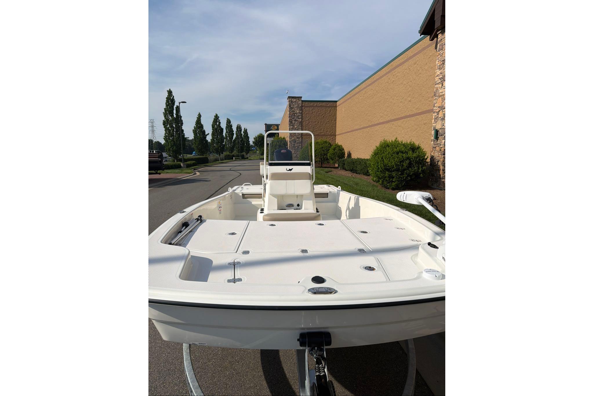 2026 Mako Pro Skiff 19 CC boat with spacious deck and center console.