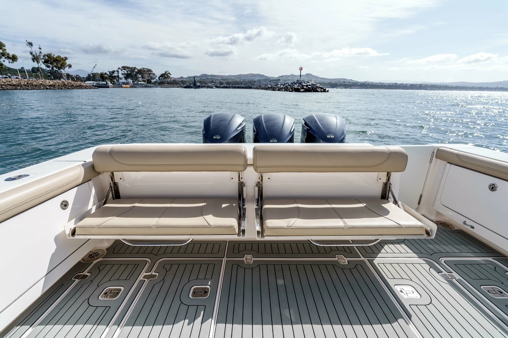 2018 Pursuit 385 Offshore - Image 14